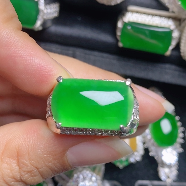 翡翠未镶嵌挂件马鞍