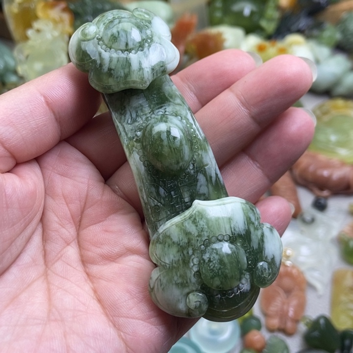 蛇纹石玉挂件未镶嵌