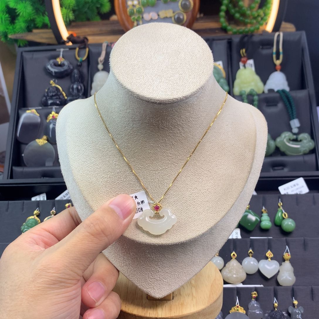 和田玉吊坠18K金镶嵌