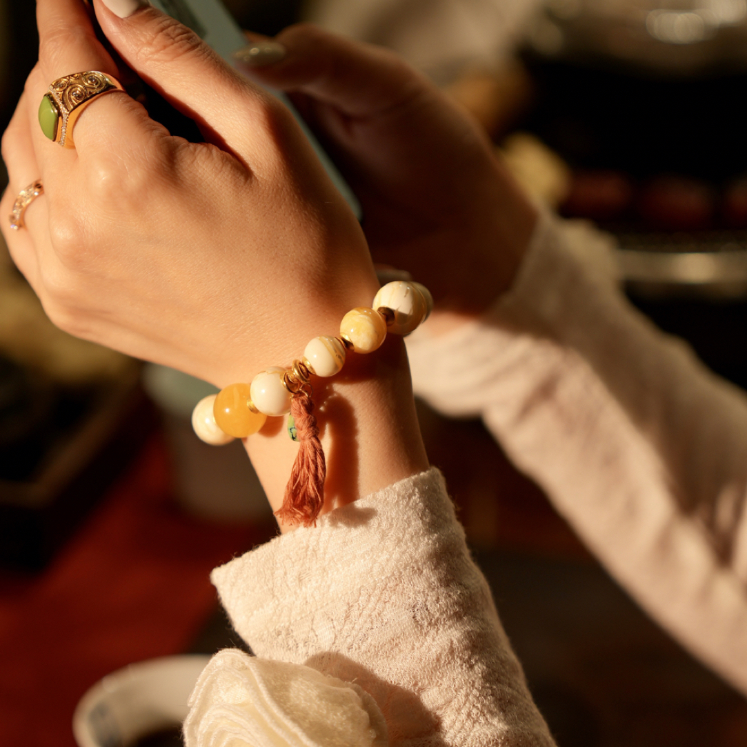 蜜蜡金白焦皮料圆珠设计款单圈手串