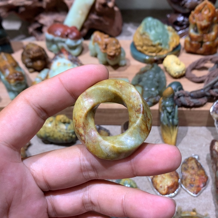 未镶嵌岫岩河磨玉（透闪石质玉）把件