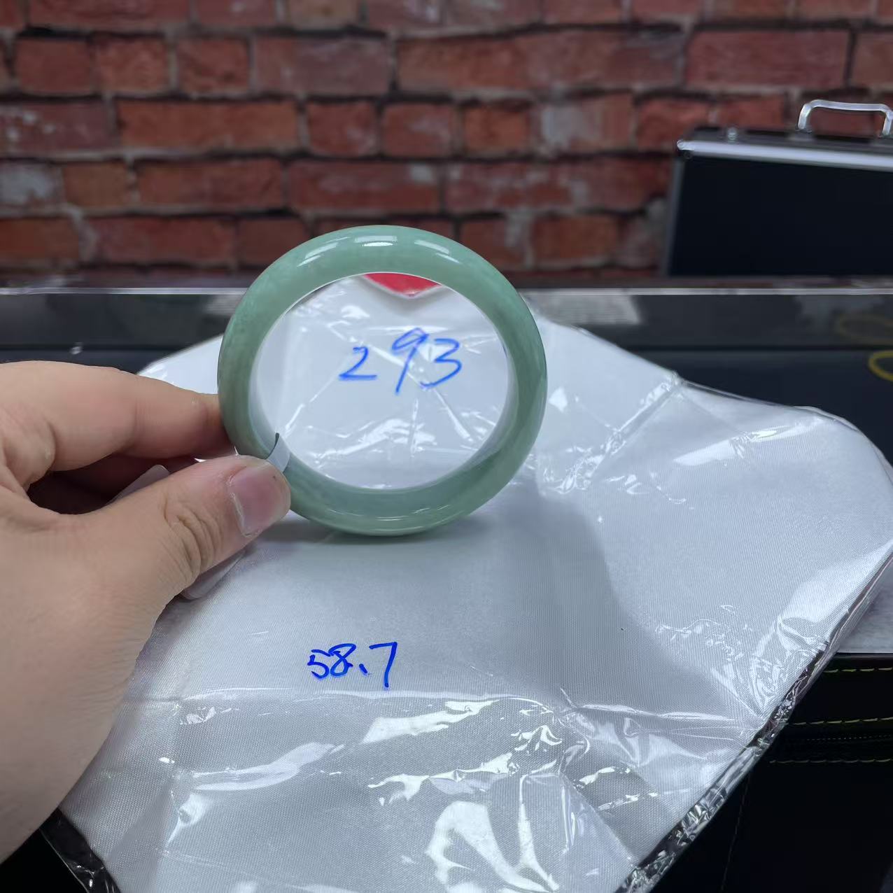 毛货手镯需精细抛光/293