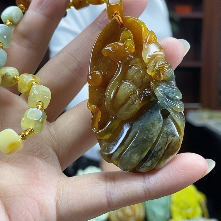 蛇纹石玉未镶嵌颈饰