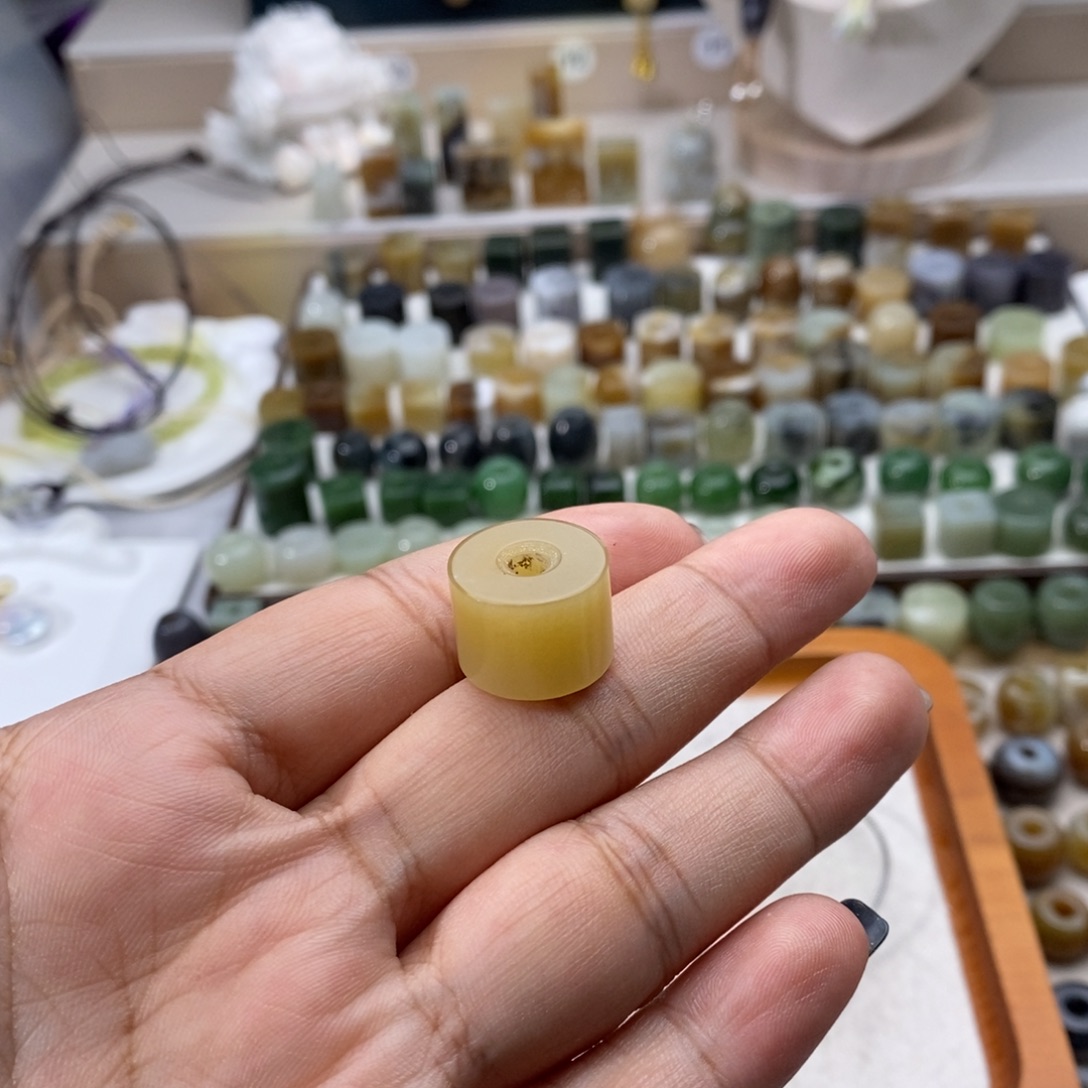 尚***人和田玉未镶嵌颈饰买断