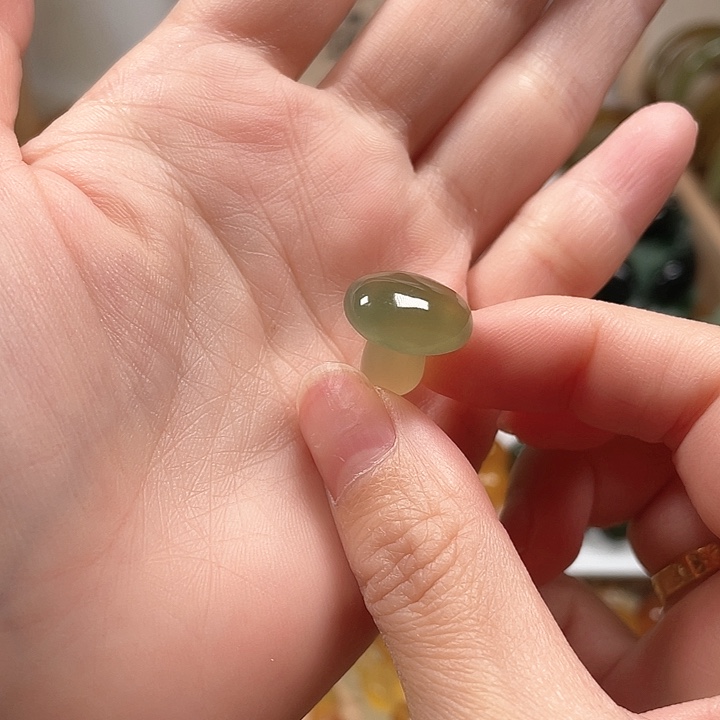 蛇纹石玉颈饰足铂镶嵌