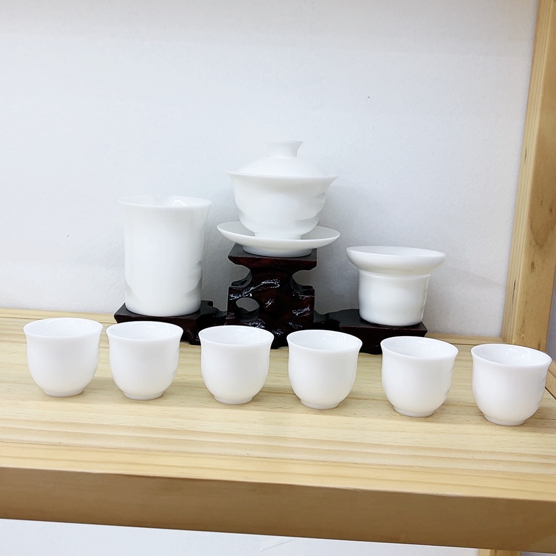 纯白色的，不带礼盒，八个客杯