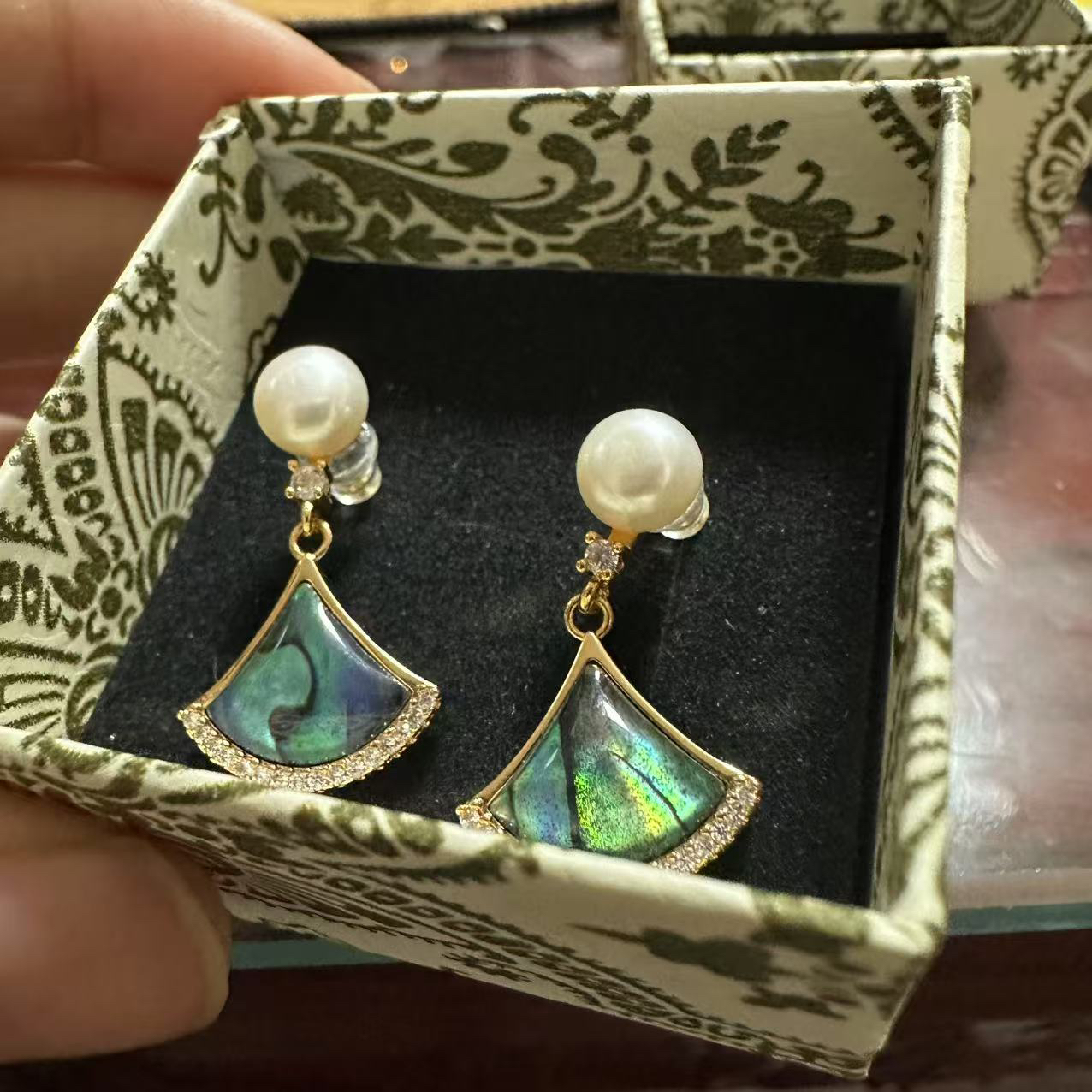 时尚珠宝耳环绿屏风