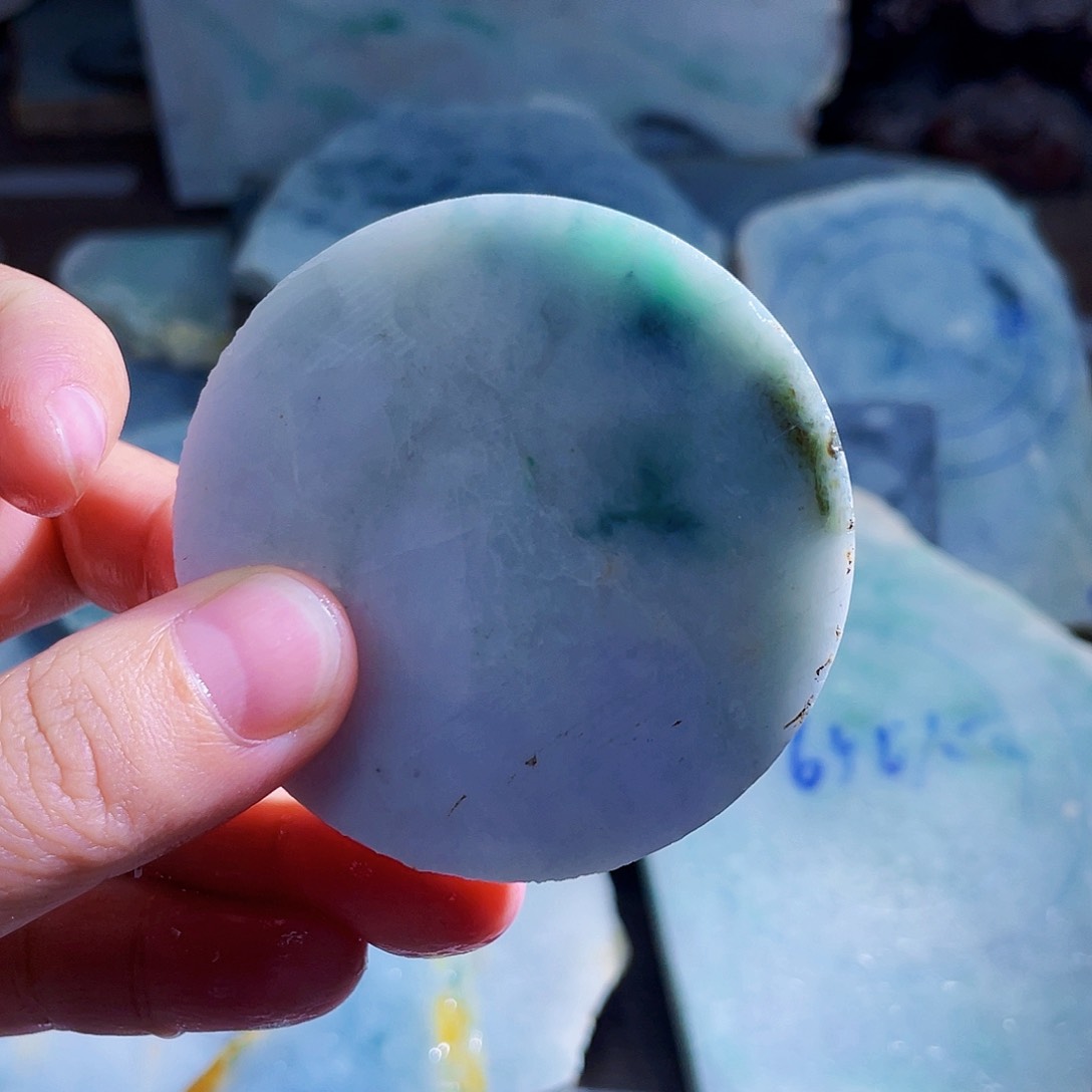 翡翠未镶嵌颈饰毛料9