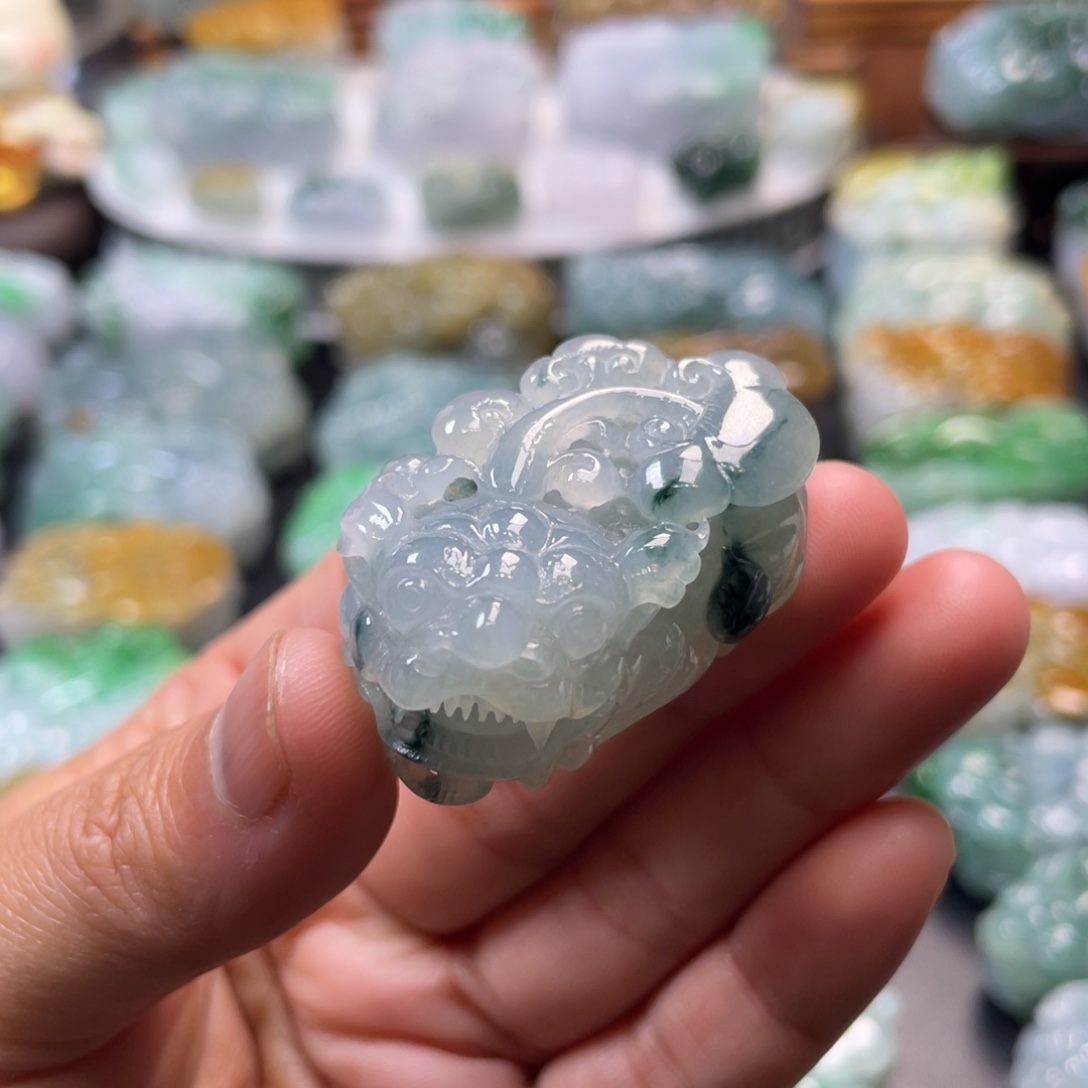 翡翠未镶嵌颈饰貔貅