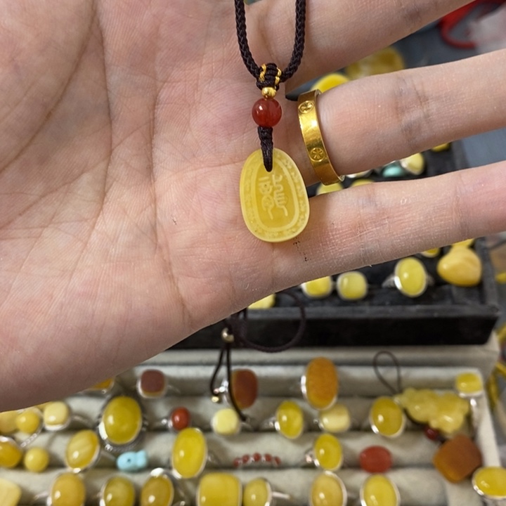 蜜蜡裸石未镶嵌吊坠