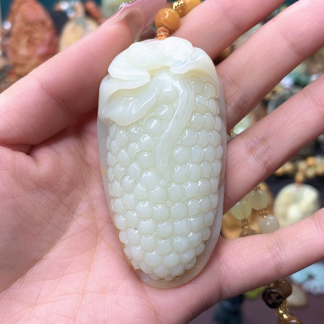 蛇纹石玉颈饰未镶嵌