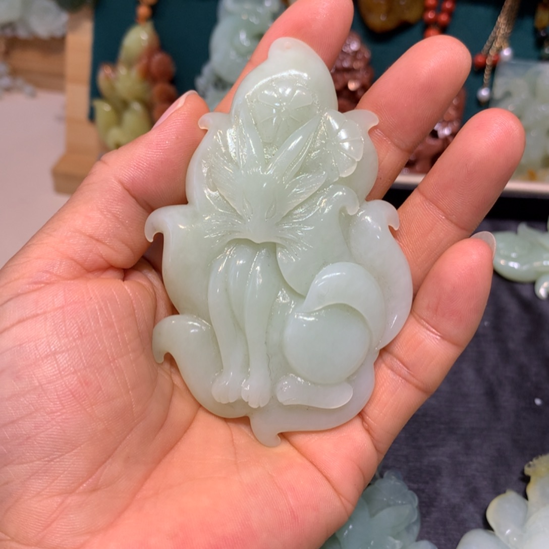 男***年蛇纹石玉未镶嵌颈饰