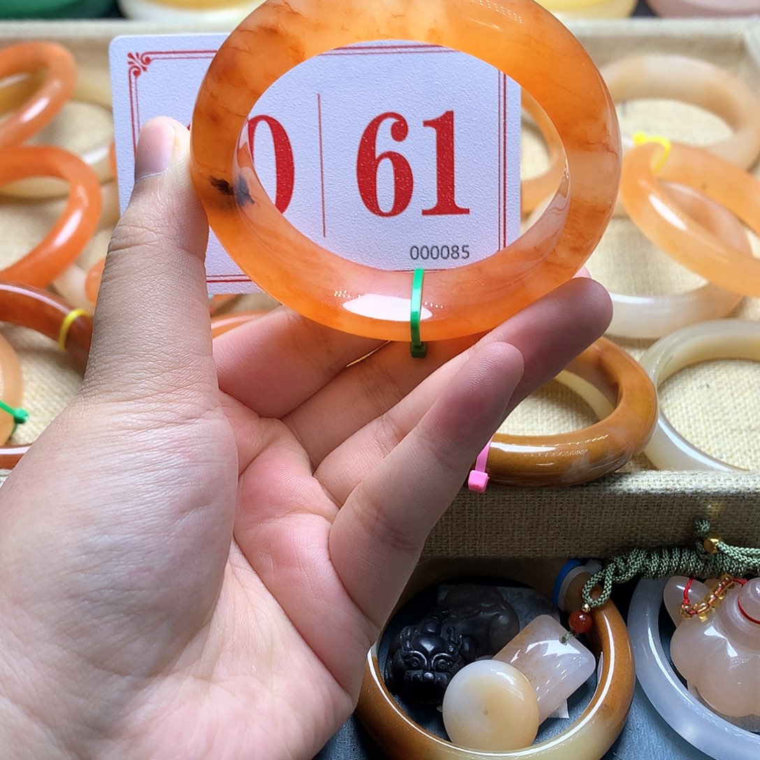 未镶嵌石英质玉（黄龙玉）手镯