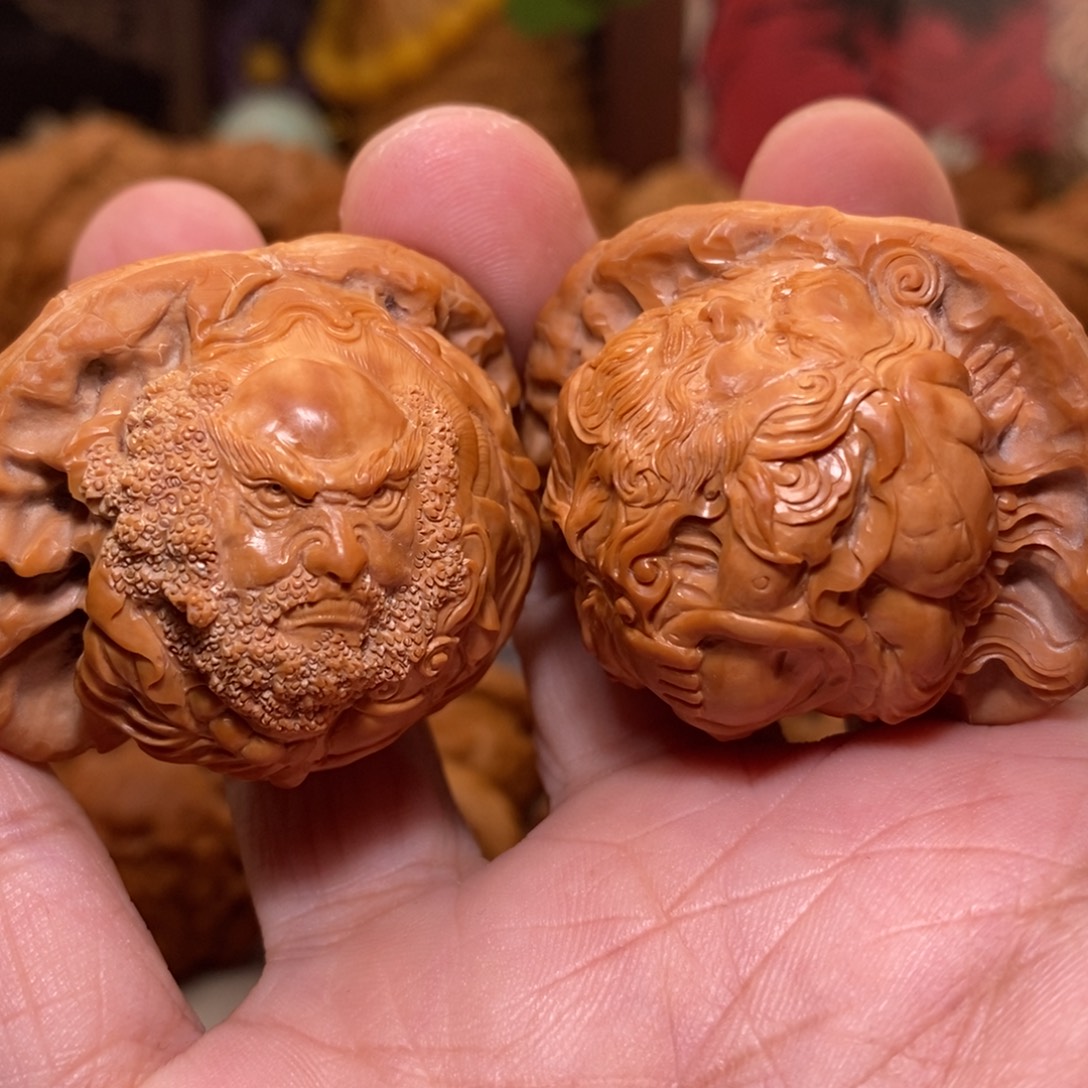 钱***进把件文玩核桃纯手工雕刻降龙伏虎