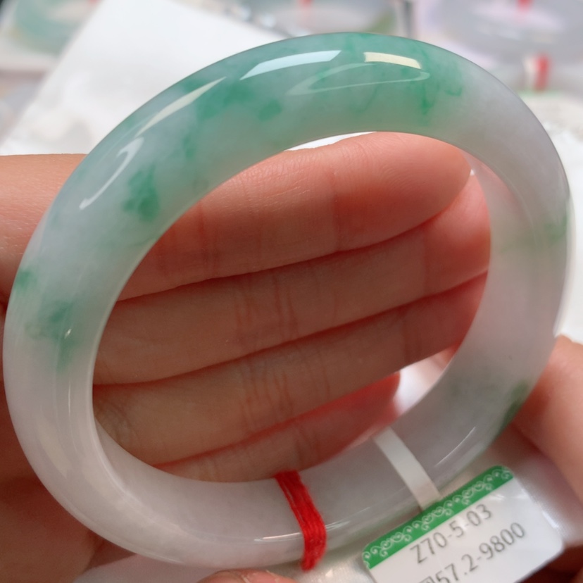 【闪购商品】翡翠手镯未镶嵌飘花阳绿