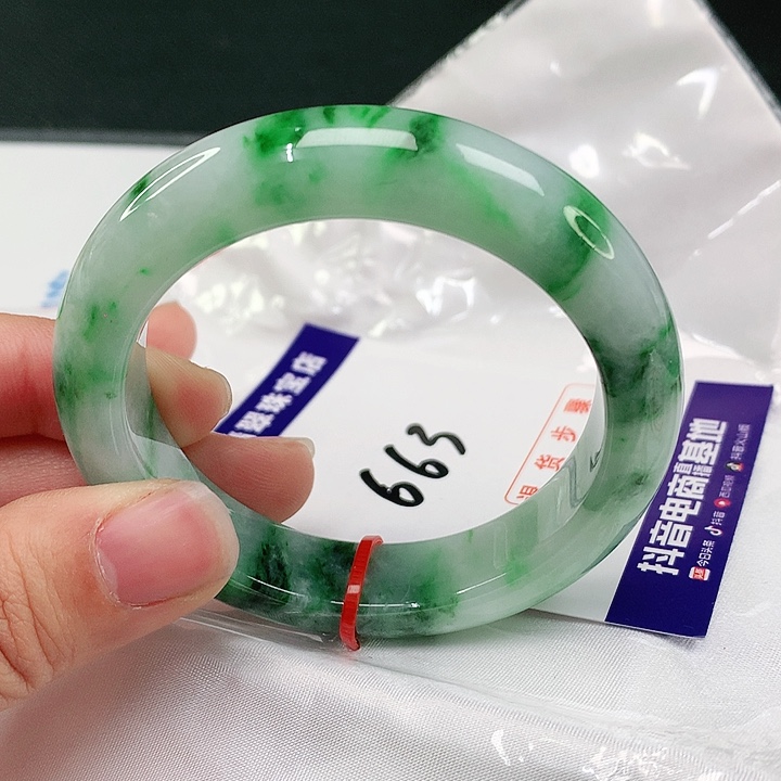 翡翠手镯未镶嵌翡翠