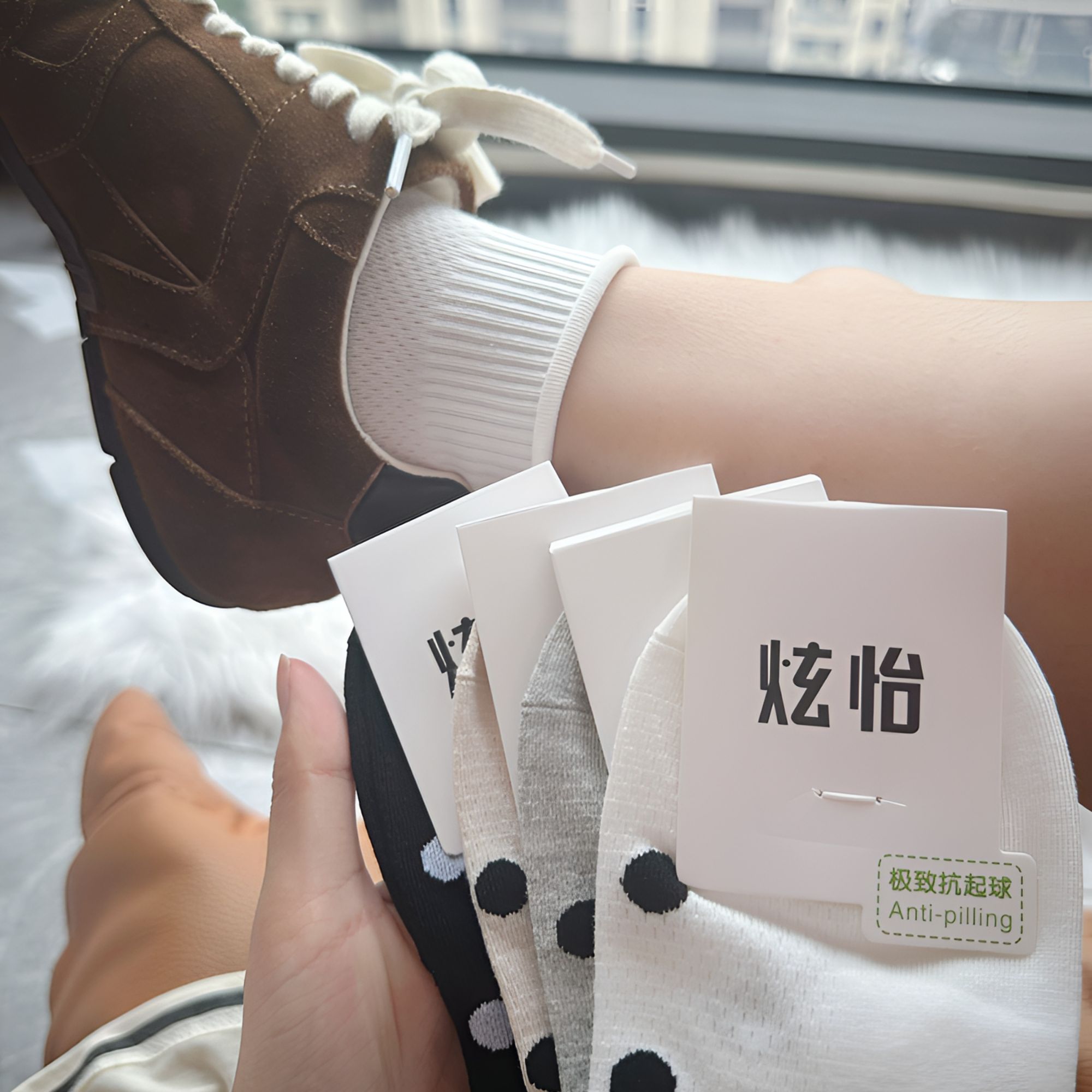 卷边中筒圆点网眼女中筒袜子