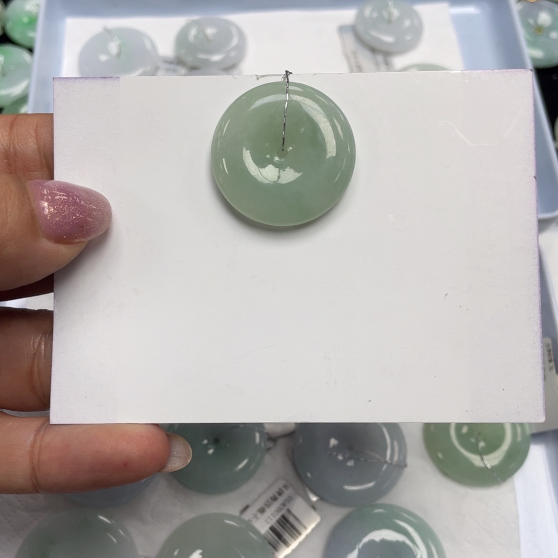 翡翠颈饰未镶嵌平安扣