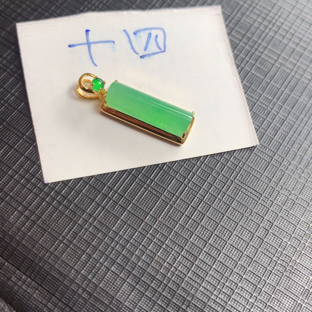 翡翠18K金镶嵌颈饰翡翠