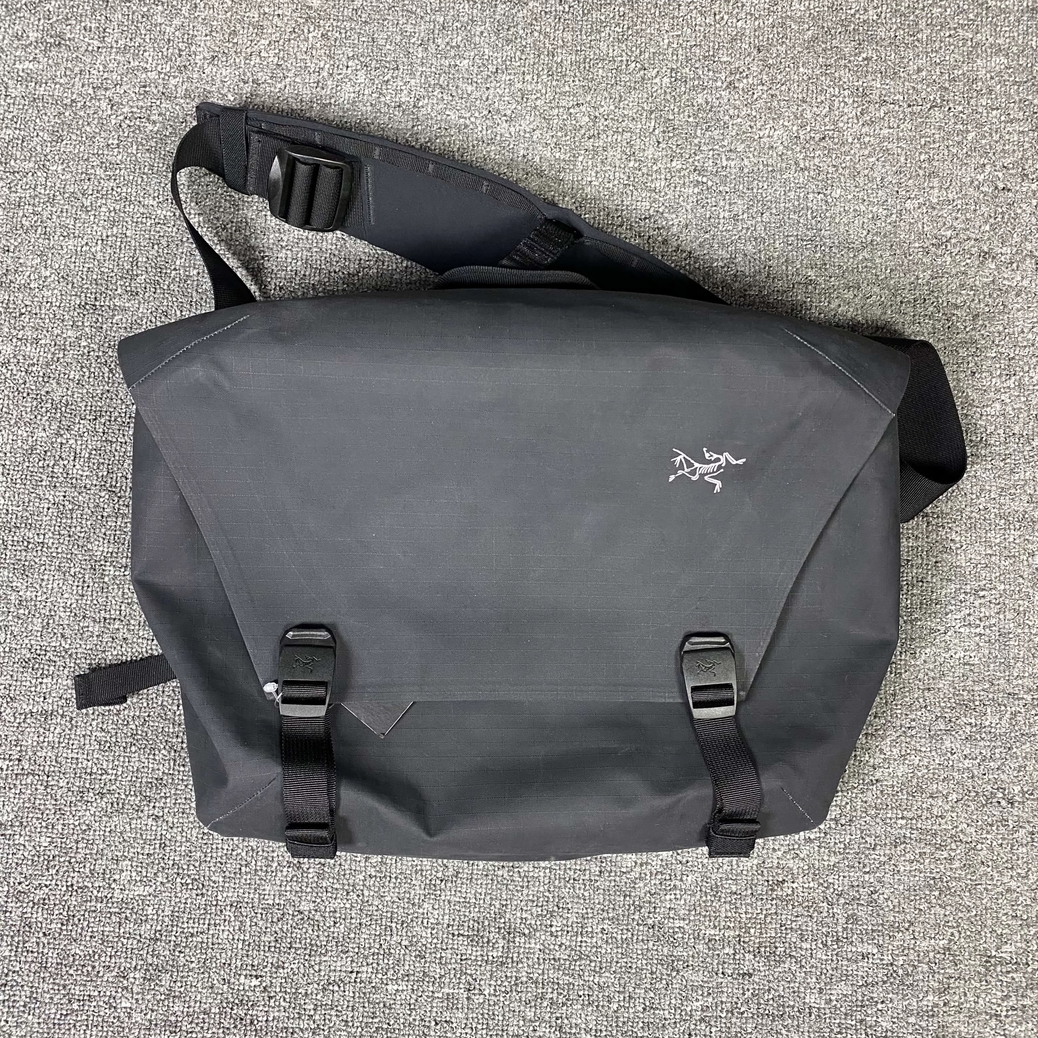 Arcteryx始祖鸟 Granville 10L Courier翻盖开合调节单肩斜挎包