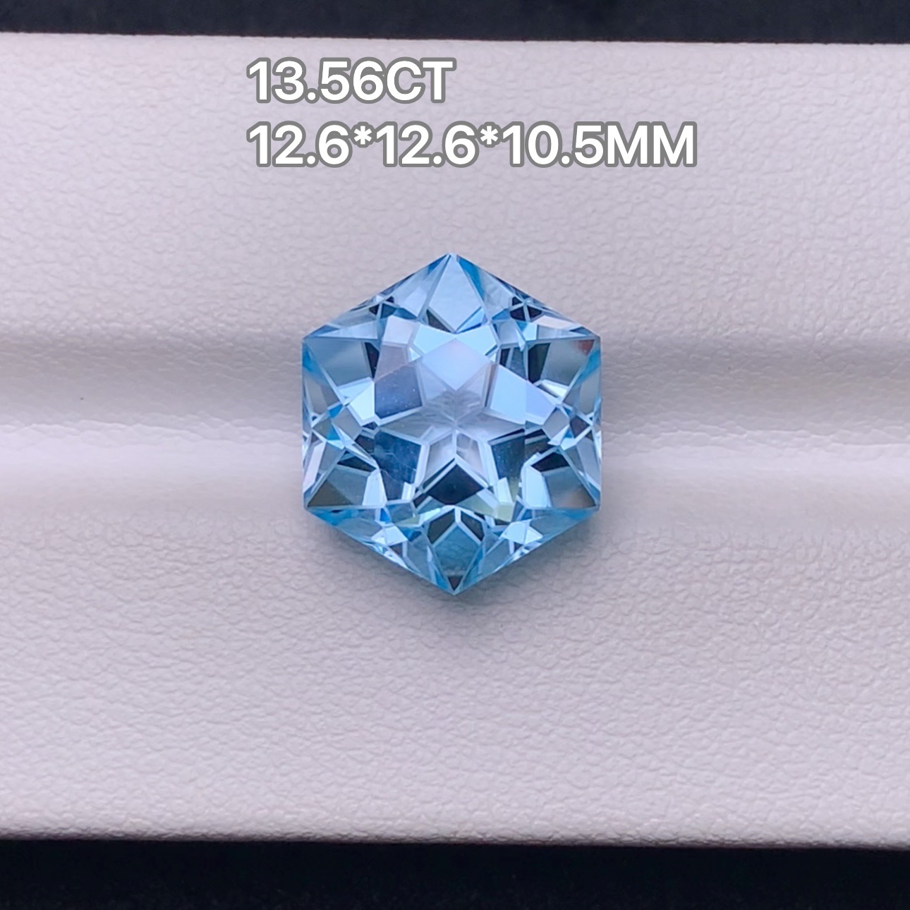 13.56克拉左右天然圣玛利亚色天空蓝托帕石雪花工艺干净璀璨闪耀