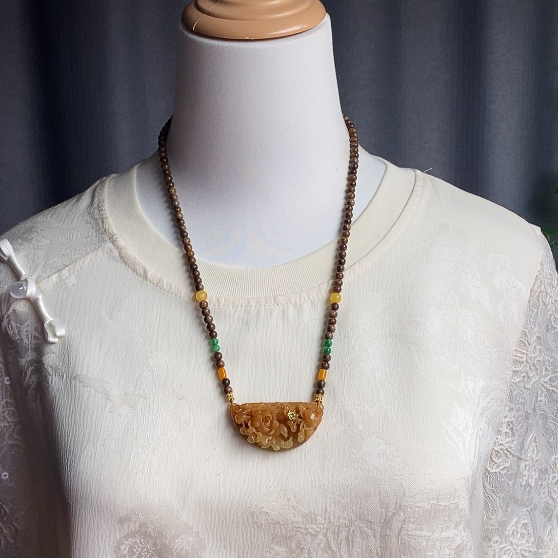 翡翠未镶嵌吊坠(赠链)