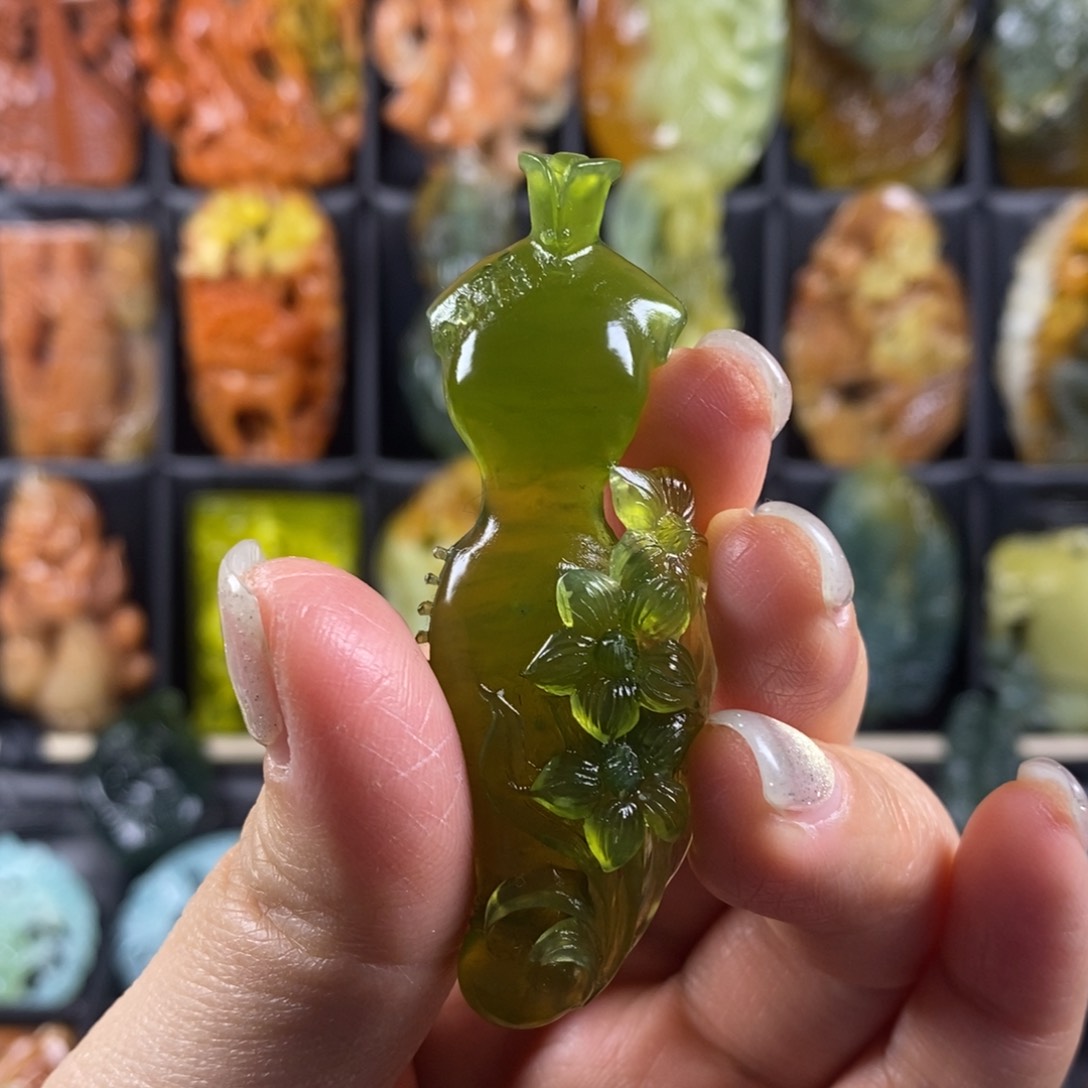 蛇纹石玉颈饰合金