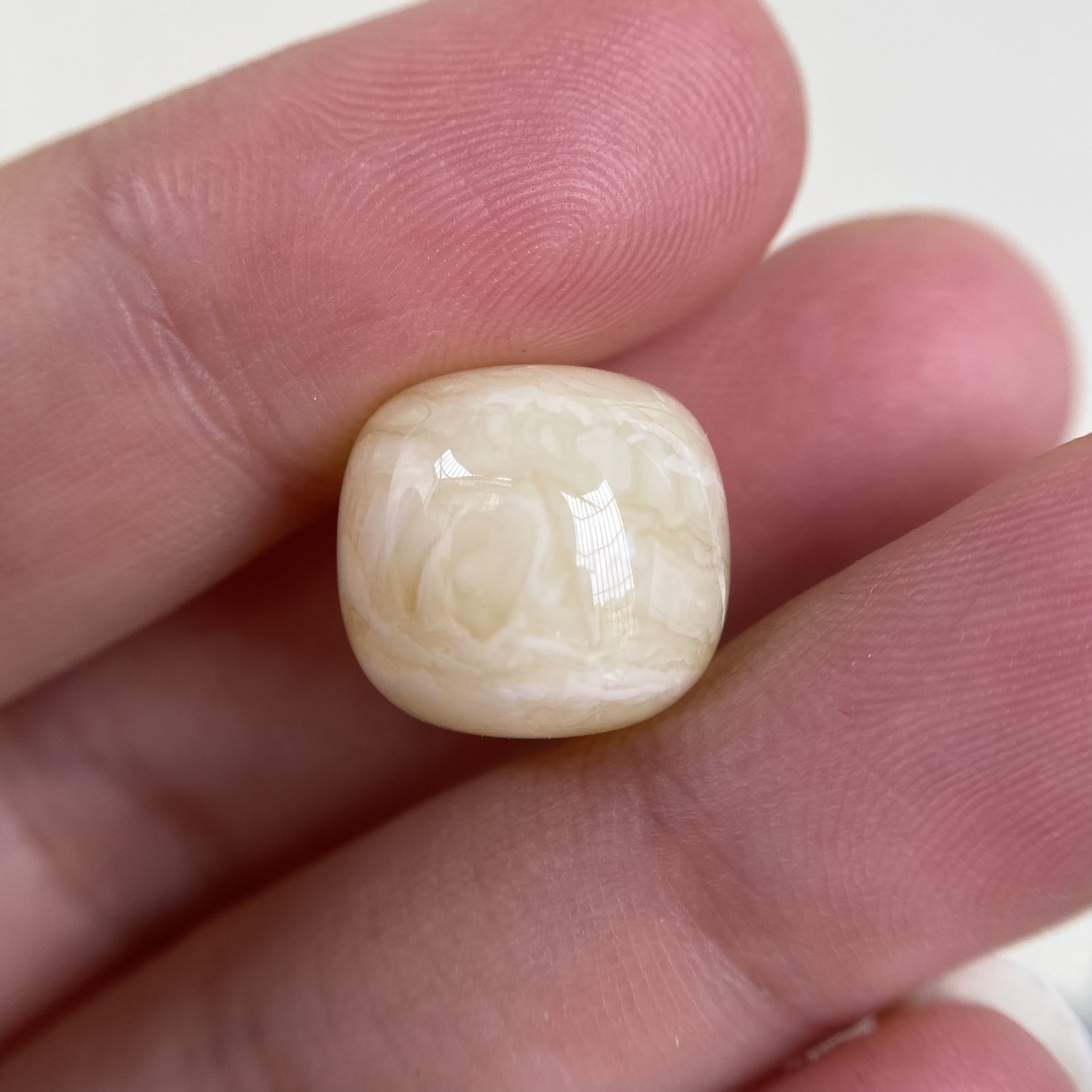蜜蜡千层老型配14.0×13.0mm，清货不退，细微几点小坑眼点，介意勿拍