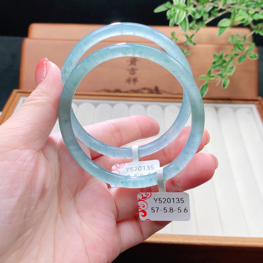 未镶嵌手镯（圆镯）翡翠