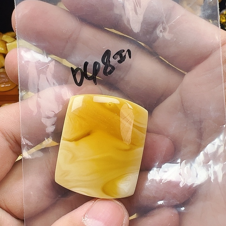 蜜蜡未镶嵌珠宝奇石无事牌10克，背面原皮色