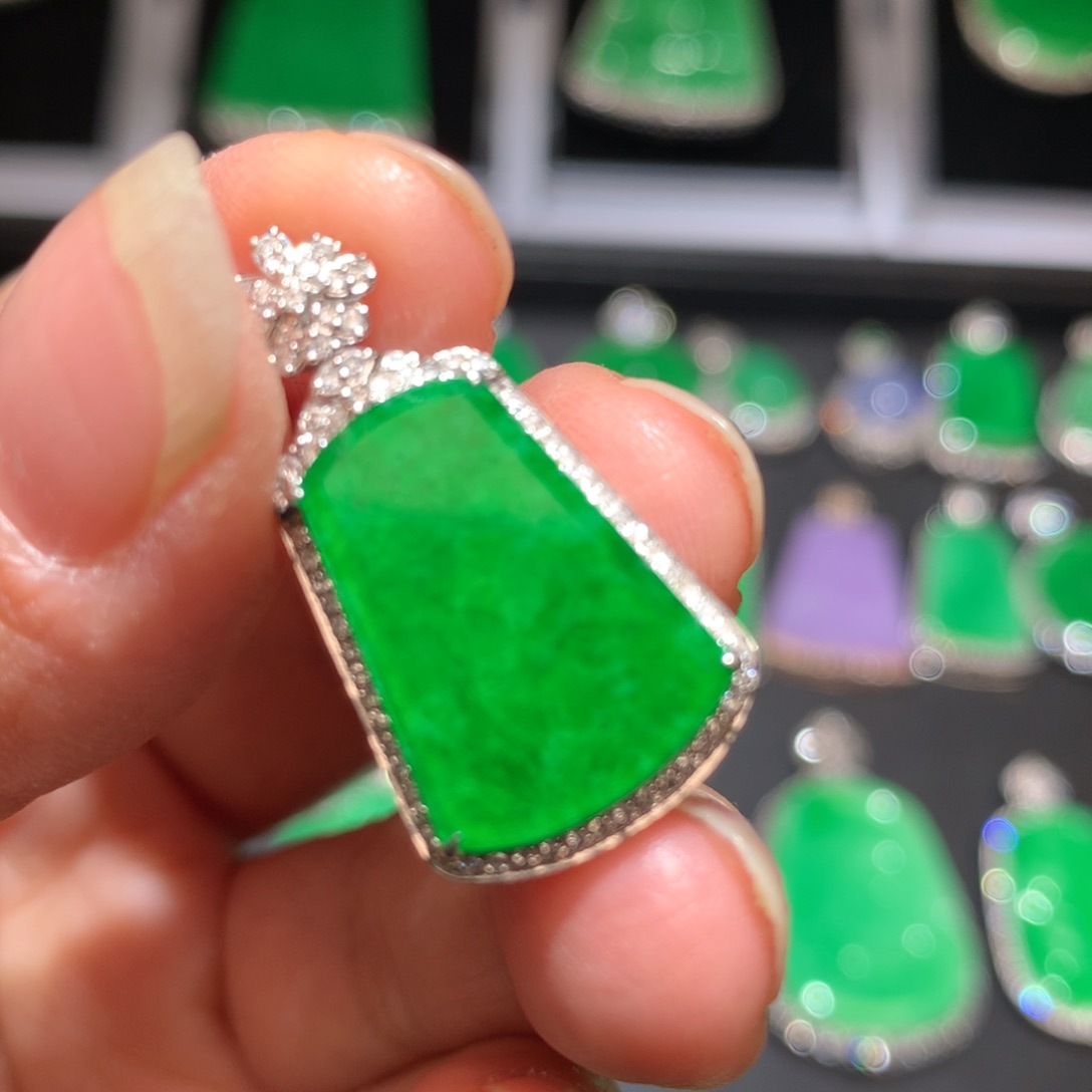 翡翠颈饰18K金镶嵌L**?翡翠