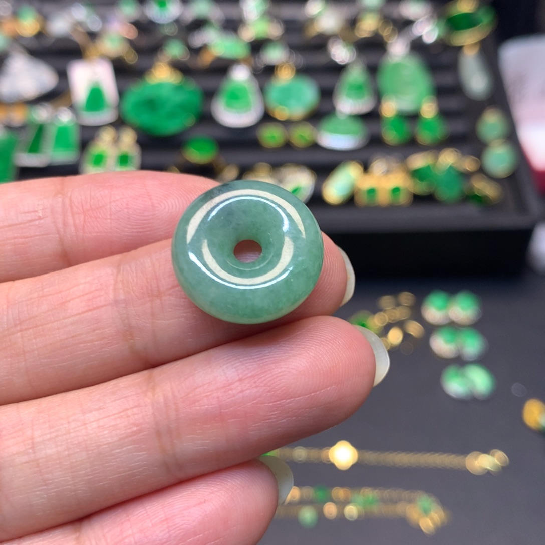 翡翠未镶嵌颈饰有纹