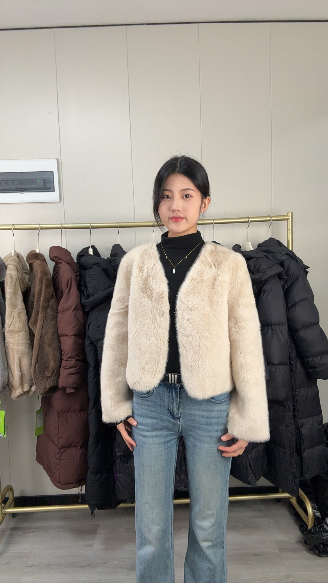 人造皮草 V领长袖直下摆保暖女冬季短外套拼接网红毛皮草百搭