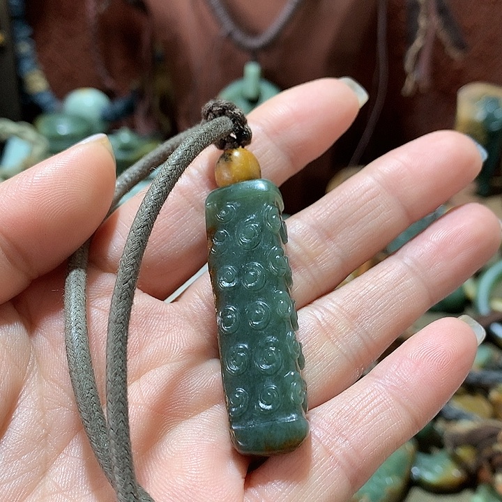 未镶嵌岫岩河磨玉（透闪石质玉）挂件麒