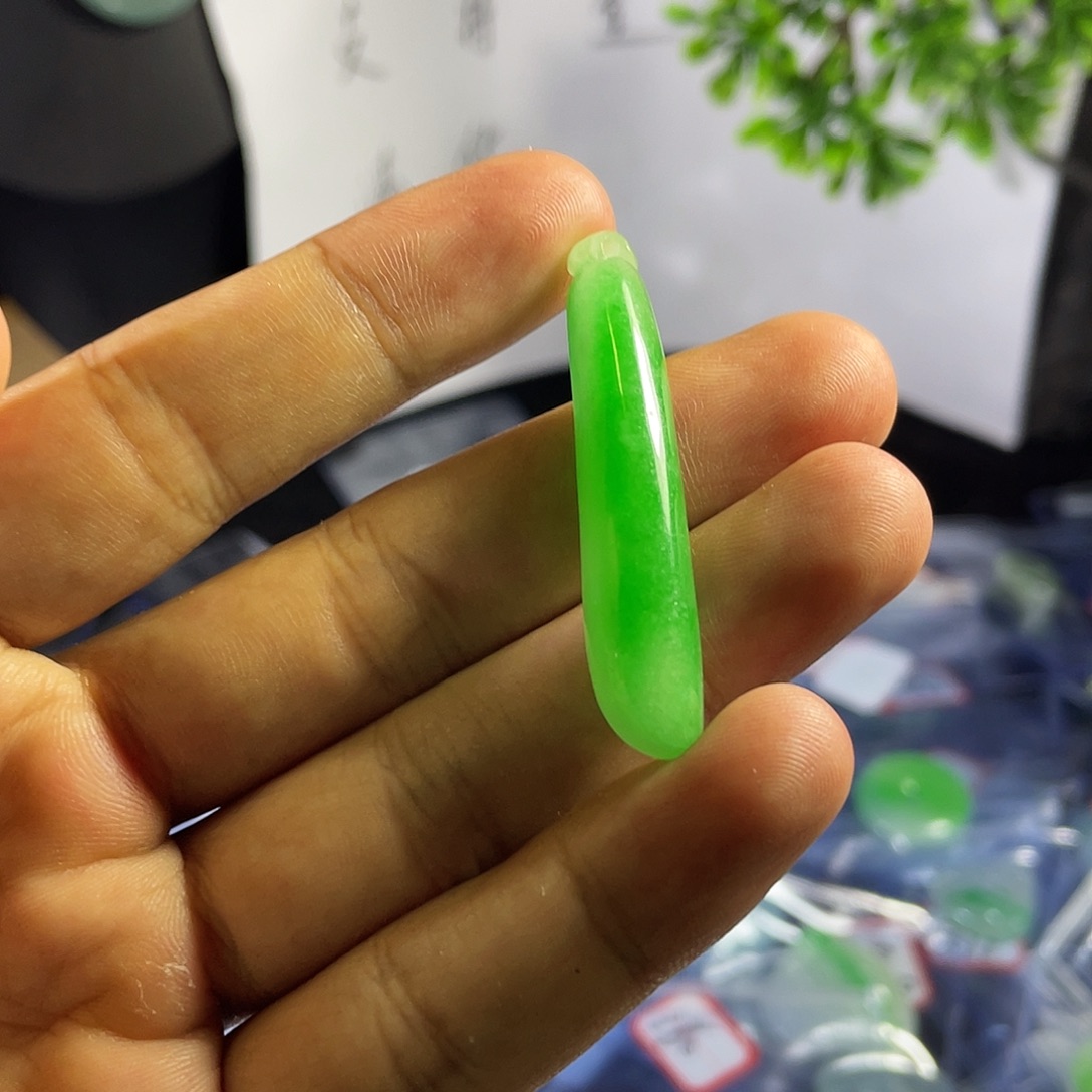 天然辰砂翡翠福瓜