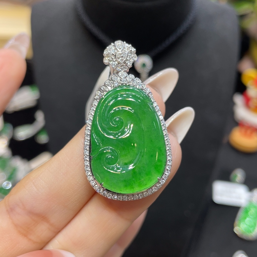 翡翠18K金镶嵌颈饰天然缅甸翡翠a货