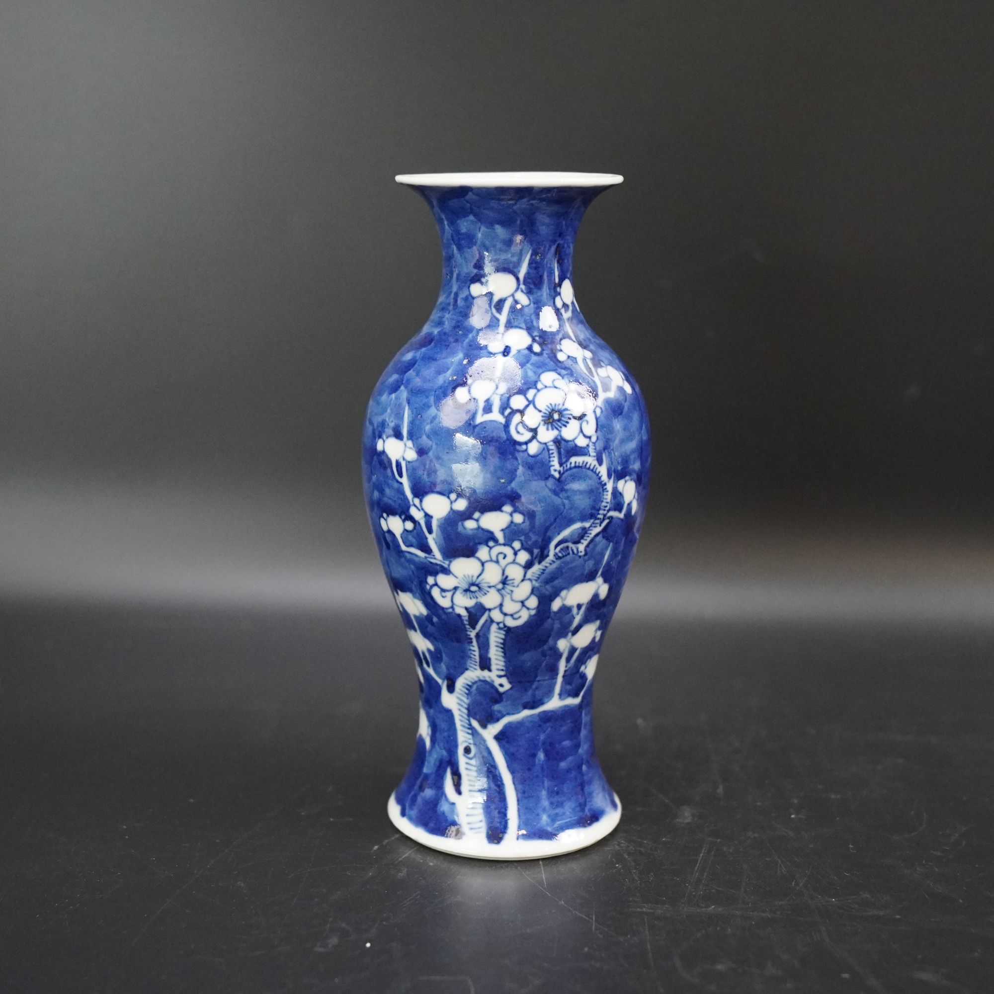 Lot.25110450清晚期青花冰梅纹观音瓶 高：约19.7cm