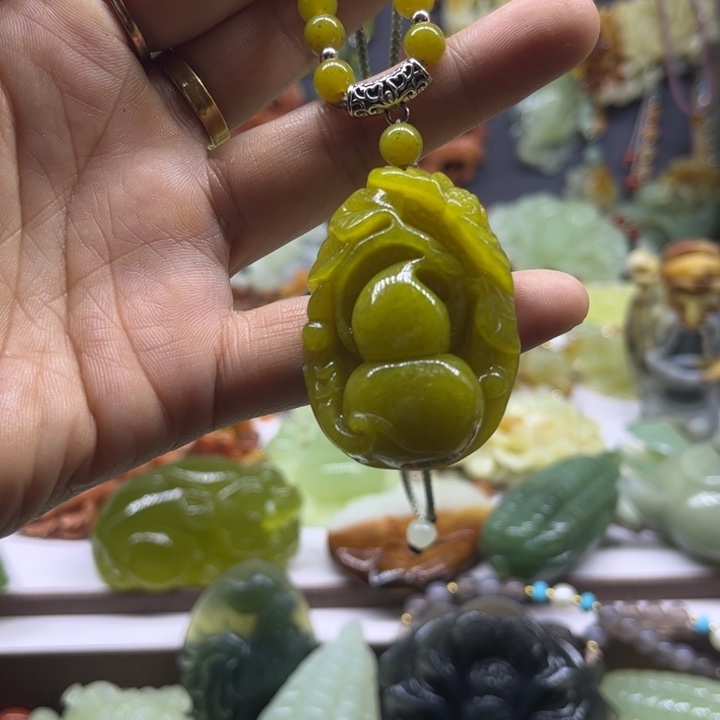 蛇纹石玉未镶嵌颈饰