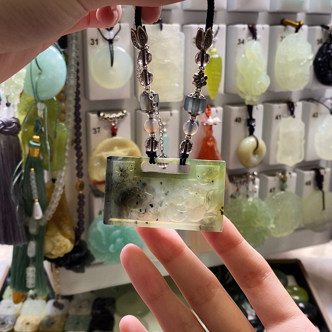 蛇纹石玉未镶嵌颈饰