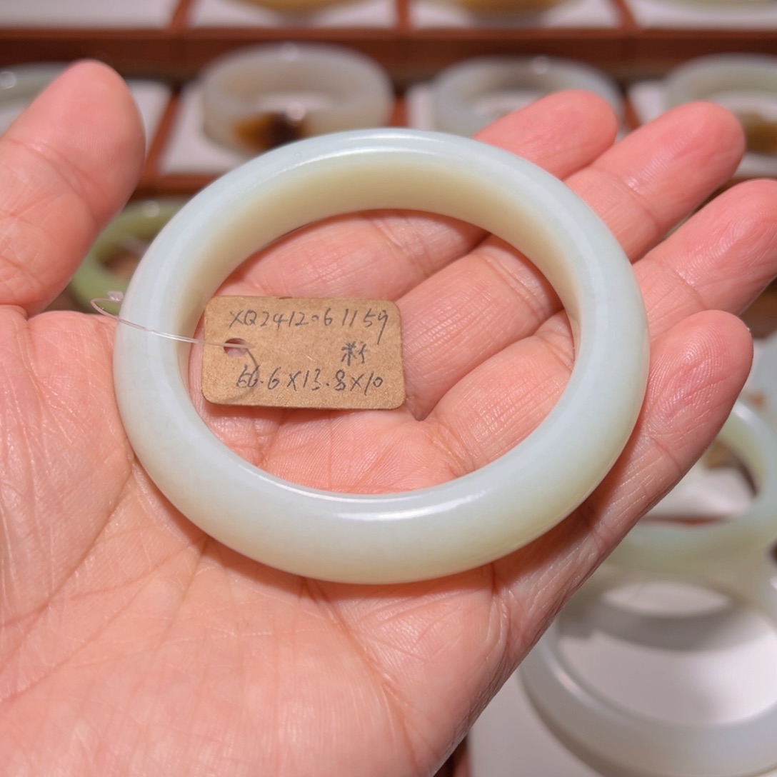 和田玉手镯未镶嵌