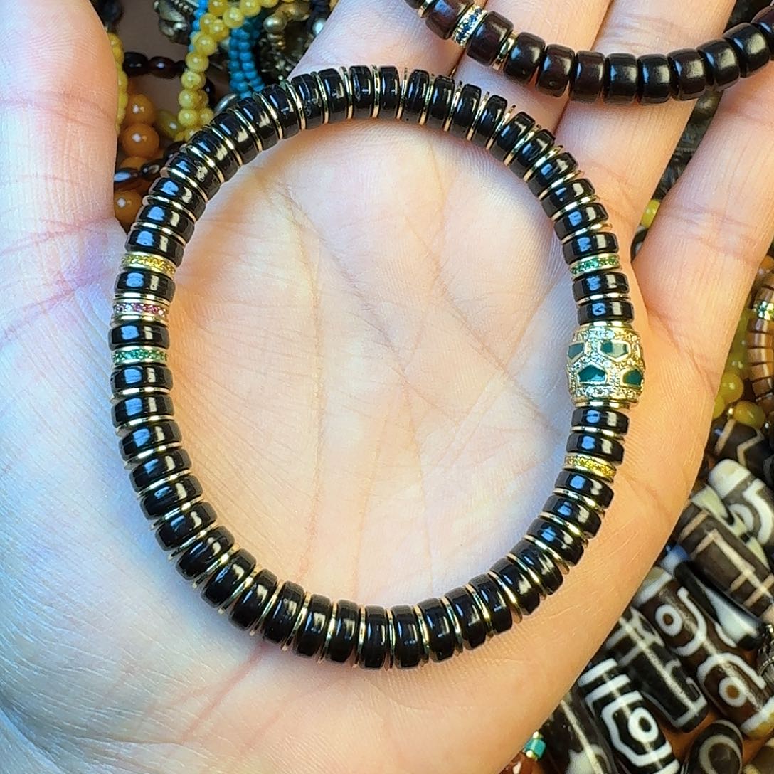 泥塑?**?独特设计风格手串一串