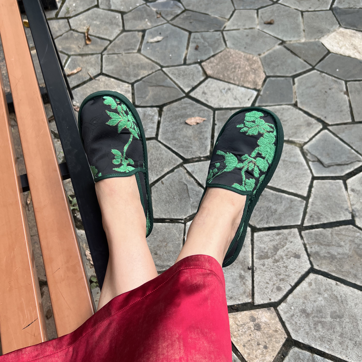 千层底布鞋，加胶底。
