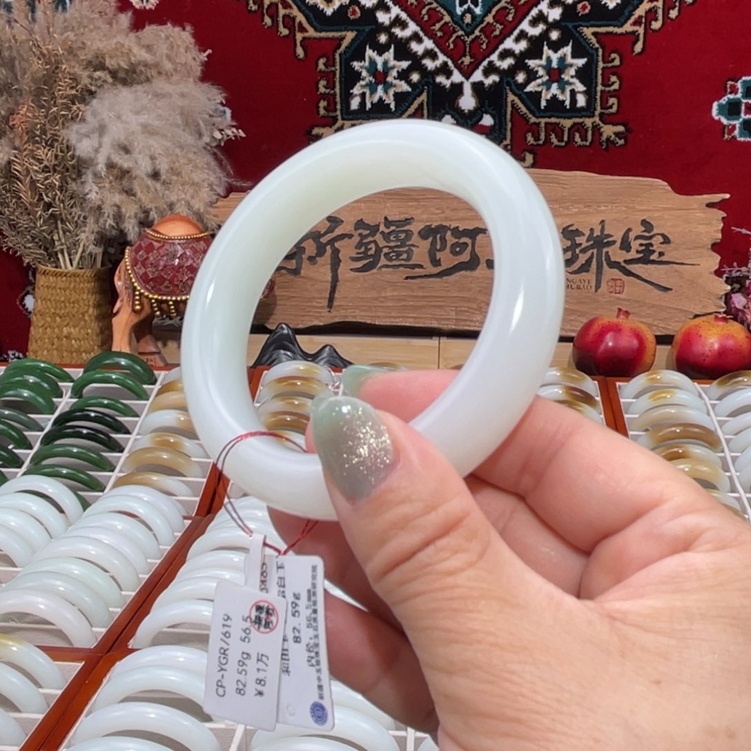 未镶嵌手镯和田玉天然优雅气质且末老料