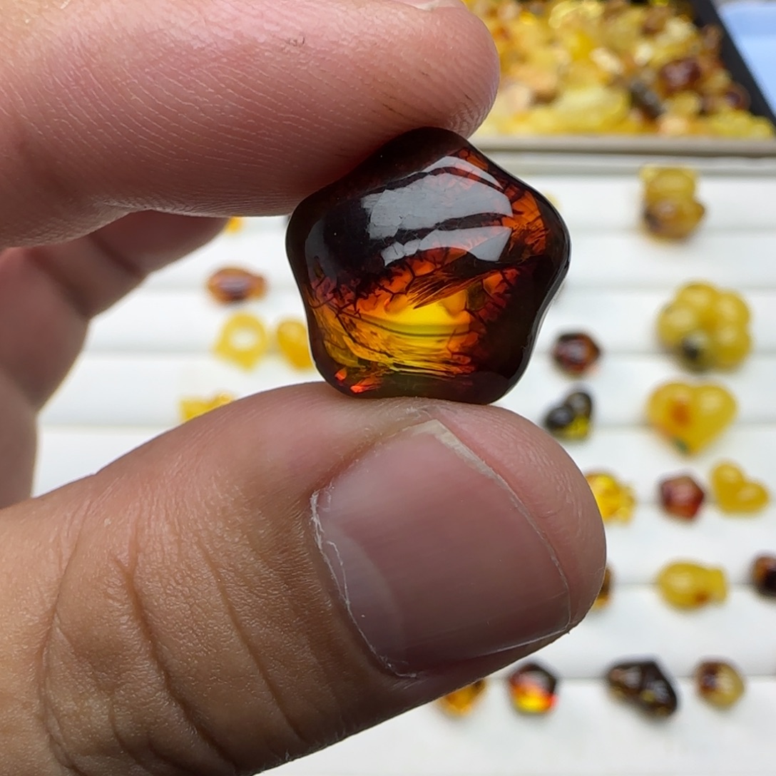 琥珀未镶嵌裸石1.78克有瑕