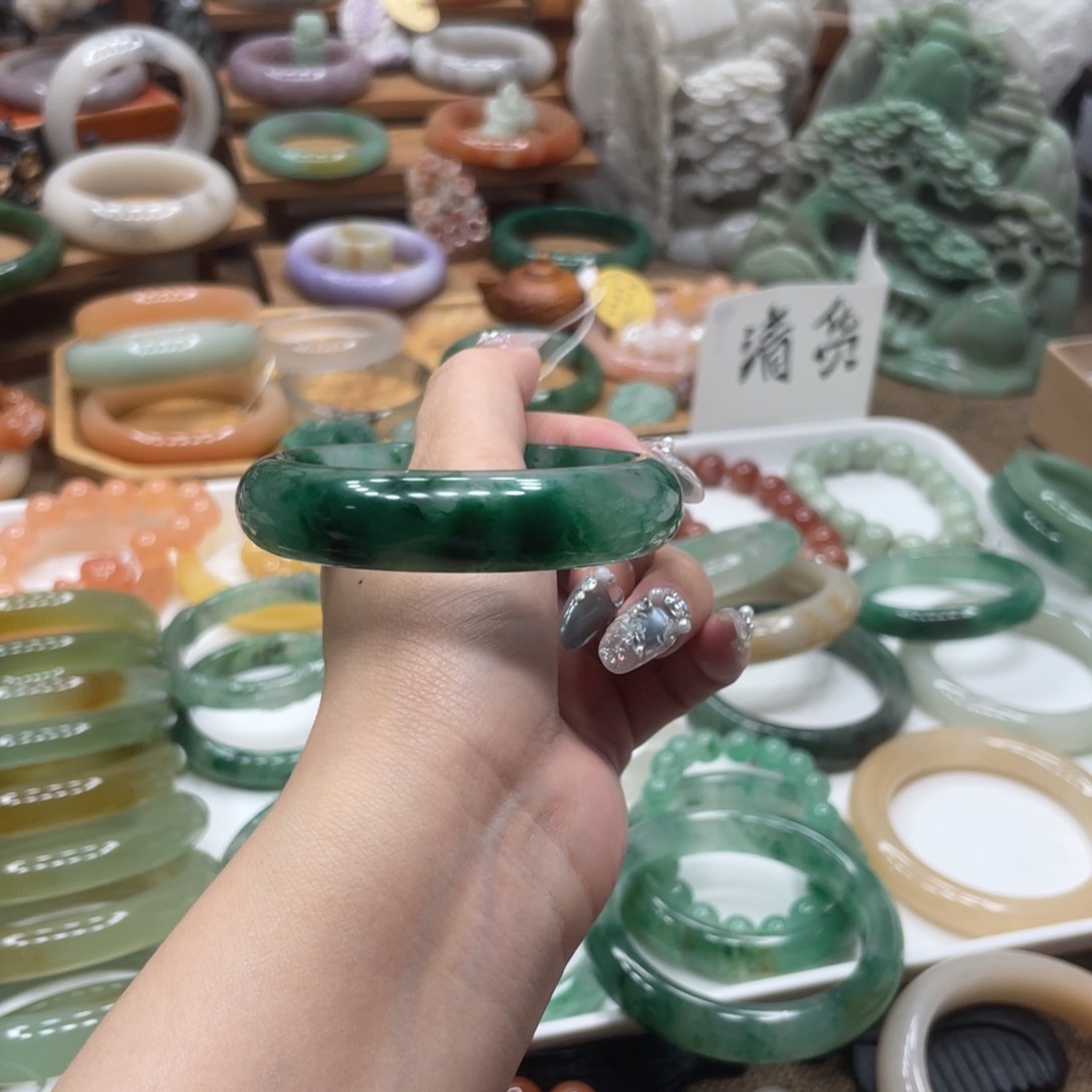 我***哪石英岩玉手镯未镶嵌