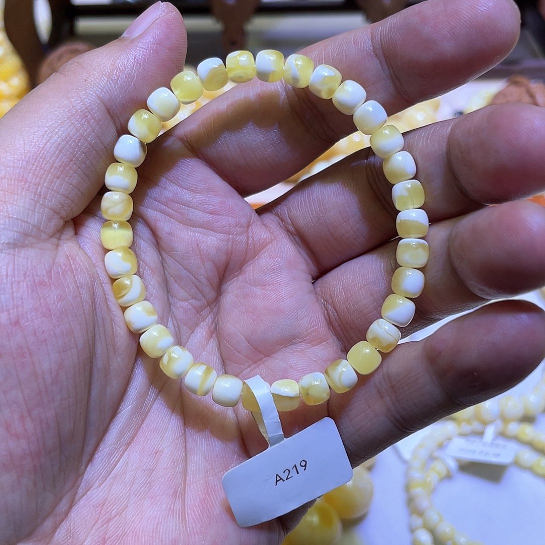 蜜蜡手串未镶嵌玻璃菊底6mm金瓷白