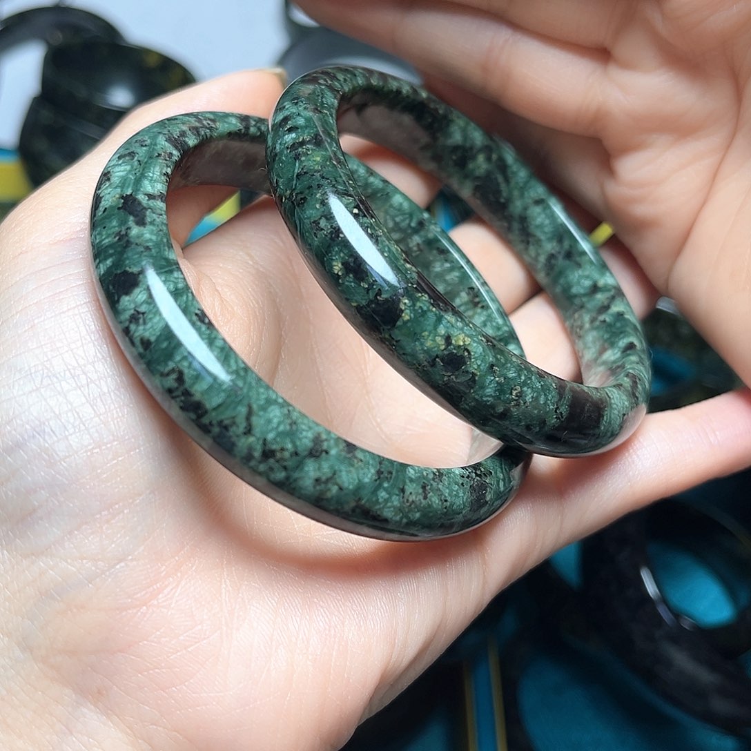 伊***V蛇纹石玉未镶嵌手镯
