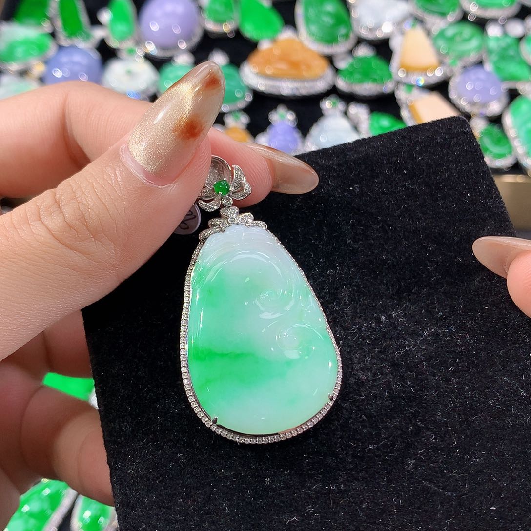 翡翠18K金镶嵌颈饰