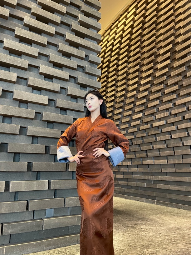 【摹本V领西藏服】