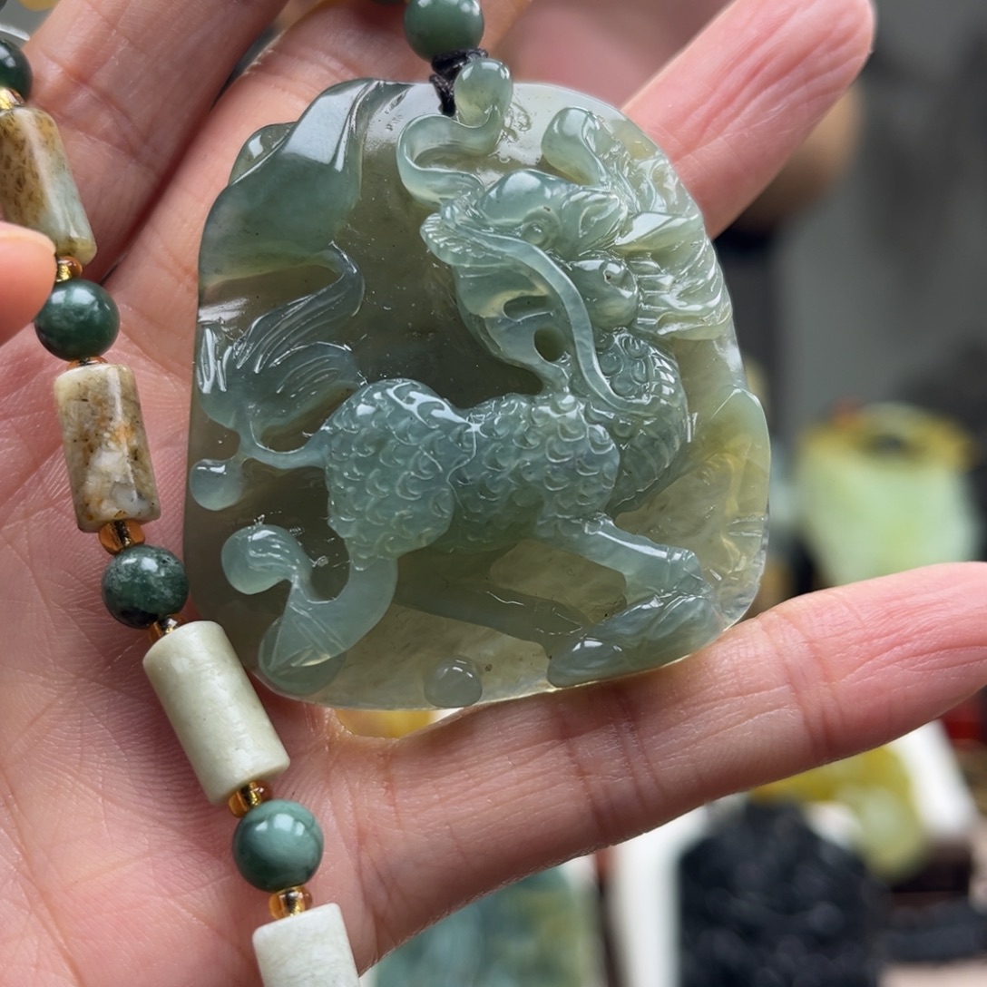 岫玉未镶嵌颈饰挂件